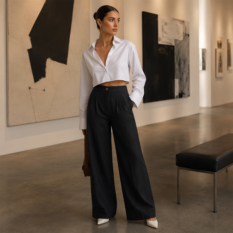 An absolute must-have 🔥👖 Lightweight trousers in a linen blend – featuring a fluid drape and a classic straight leg; ideal for work or the weekend.